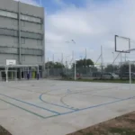 Nueva Pompeya estrena playón deportivo en la Escuela 12 para los chicos del barrio